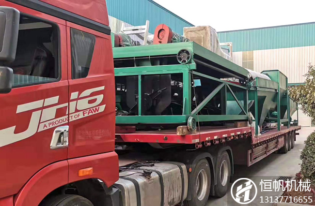 槽式翻拋機(jī)、滾筒篩分機(jī)裝車