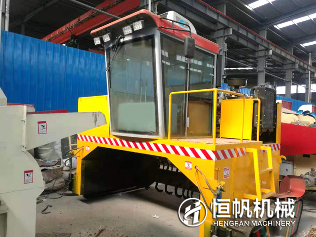 一套雞糞有機肥加工設(shè)備多少錢?投資需要多久能夠回本?(圖1) 履帶翻拋機