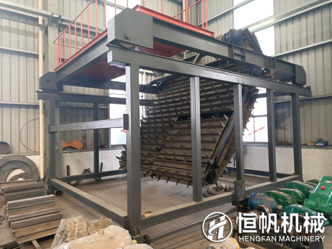 有機肥翻堆機(翻拋機)設(shè)備多少錢?(圖3) 鏈板翻堆機